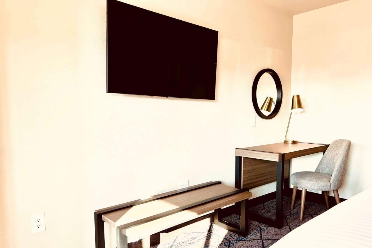 Ramada By Wyndham Modesto Yosemite Area Ξενοδοχείο Εξωτερικό φωτογραφία